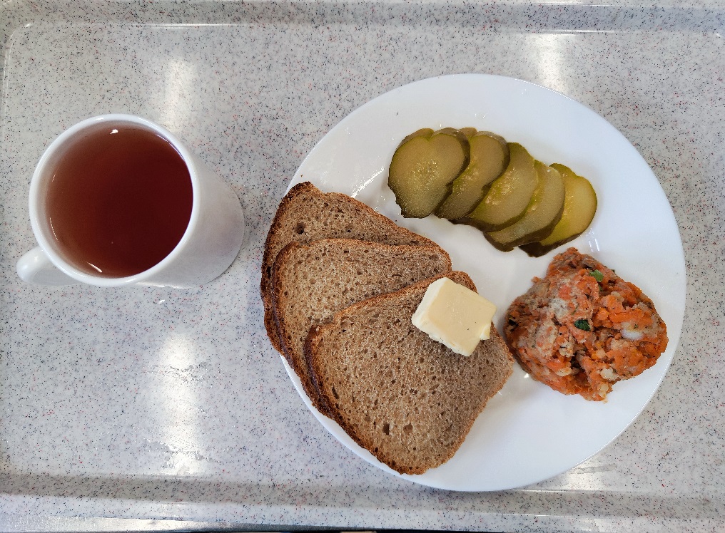 Na zdjęciu znajduje się KOLACJA - DIETA Z OGRANICZENIEM ŁATWO PRZYSWAJALNYCH WĘGLOWODANÓW Herbata czarna ekspresowa z cytryną Cateringowa, Chleb graham,Masło extra 82%, Pasta z makreli wędzonej z warzywami, Ogórek kiszony